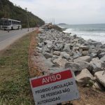 BLOCO de pedras põe fim ao risco de abalo em rodovia no Sul da Ilha