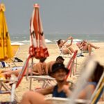 PÚBLICO volta às praias após fim das restrições e provoca otimismo